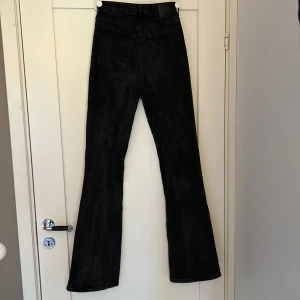 Bootcut jeans - Boot flare jeans i storleken w27 l34. De är från Bik Boks märke Never Denim. Skriv för fler bilder🫶🏻😊