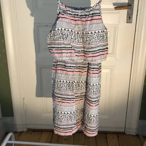 Klänning med mönster  - En fin barnklänning som är i bra skick och passar bra till sommaren 💗