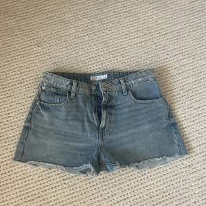 Jeansshorts - Superfina jeansshorts i fin tvätt. Säljer då dom inte passar mig längre. De är i bra skick och har använts få gånger. Nypris 200, kan diskuteras🎀🩷