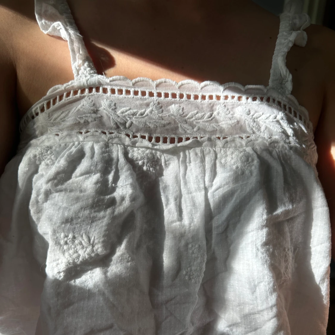 Vit mango broderad topp