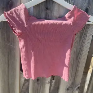Säljer denna rosa tröja ifrån Kappahl. Använd ett fåtal gånger men i bra skick!