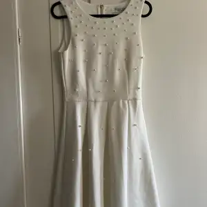 Vit klänning från bubbleroom