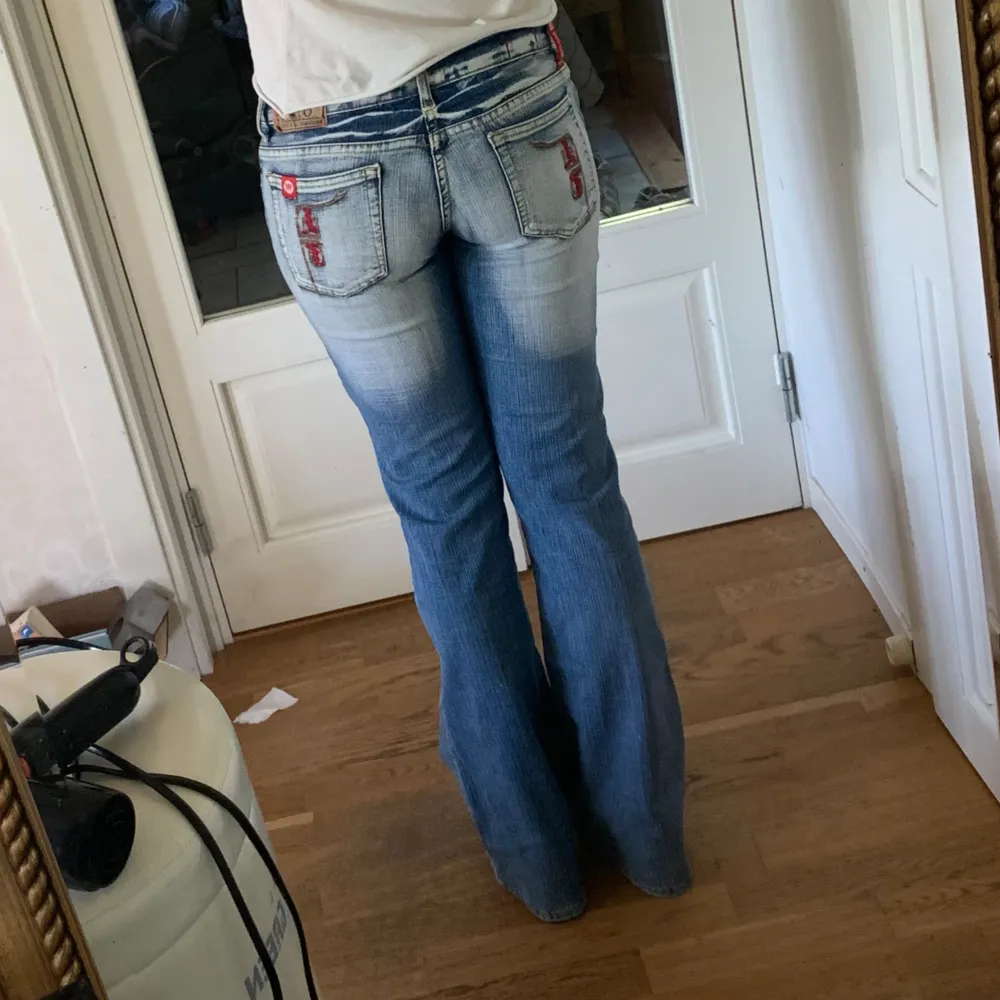 Supersnygga vintage jeans som är min mammas gamla från 2000talet. Säljer då de inte ricktigt passar mig. Superbra skick, inga defekter! Midjemått: 37 cm rakt över, innebenslängd: 82 cm. Hör av er vid frågor eller för mer bilder!🥰💓. Jeans & Byxor.