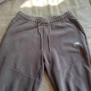 Nike tech byxor - Storlek L passar m jag brukar ha storlek m i byxor dem passar mig perfekt kostar annars närmare 1000-800 nytt