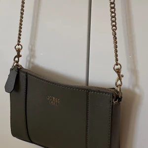 Guess väska - En väska i superbra skick, som ny!💕 kommer dock inte till användning då jag använder andra väskor🤍 Köpt för 1200kr