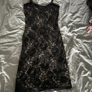 Klänning - En jättefin klänning som är i jättebra skick men tyvärr kommer den inte till användning för mig💕