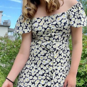 Sommarklänning  - Fin knälång sommarklänning med fina fladdriga ärmar och blommönster.  (Kan behöva strykas)