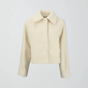 Vit kappa - Ginatricot - Köptes tidigare iår. Använt ca 3 gånger, därför är produkten i väldigt bra skick utan synlig skada. Tjockt material vilket gör den prefekt för den svenska hösten och vintern 🥰 Den har krage, dold tryckknapps-stängning framtill och fickor i sidorn.