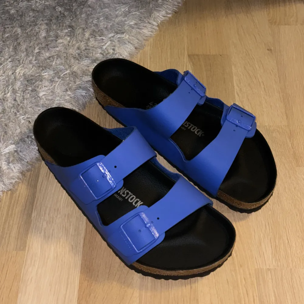 Säljer dessa helt oanvända Birkenstock storlek 43.  Lådan finns inte kvar - men de är aldrig använda så som nya! . Skor.