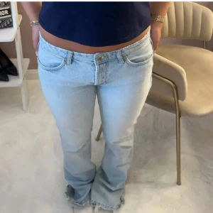 Lågmidjade ljusblå zara jeans  - Säljer dessa lågmidjade zara jeans i storlek 34, inga deffekter❤️ säljs inte längre 