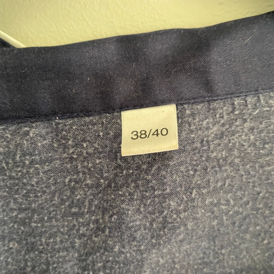 Mörkblå långärmad jacka med blommigt broderi - 90