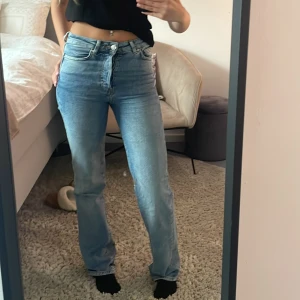 Jeans - Blå mid rise jeans, tror de är från gina. Använda men i gott skick. Jag är 165