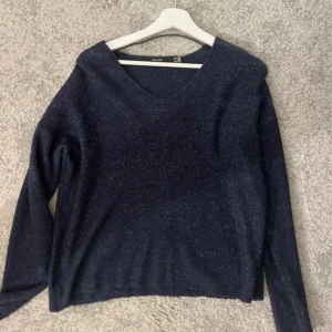 Stickad tröja  - Super snygg v ringad, stickad tröja. Knappt använd och den har inga defekter eller liknande 😇 den är inte häller stickig eller nopprig 