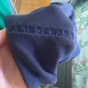 J.Lindeberg - En ass fet hoddie som är ett prudoktionsfel därför bra pris nypris ca 1500. Storleken är S 