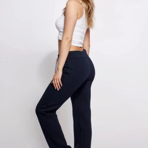 Russemerch mjukisbyxor - Säljer ett par svarta mjukisbyxor i storlek XS. Byxorna har en bekväm passform med snörning i midjan för justerbarhet. Perfekta för en avslappnad dag hemma eller för träning. De är i bra skick och väldigt sköna att ha på sig. Jag köpte de här på Plick med de va för korta för mig tyvärr har inga tecken på extrem användning.