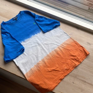 Färgglad t-shirt från Polo Ralph Lauren - Säljer en supercool t-shirt från Polo Ralph Lauren. Den är i storlek L och har en färggradering från blått till vitt till orange. Den är kortärmad och har en normal passform. Perfekt för sommaren eller vårens alla äventyr! 💙🧡