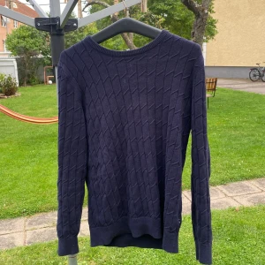 J Lindberg  - Hej!  Säljer denna kabelstickade j Lindberg tröja. Perfekt över en skjorta eller på en vanlig vardag. Bra skick