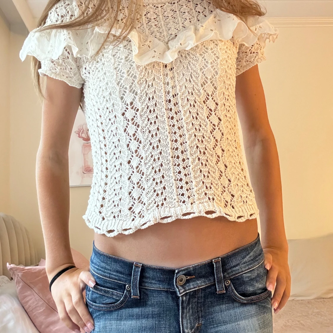 Vit stickad topp med volangdetaljer - 91