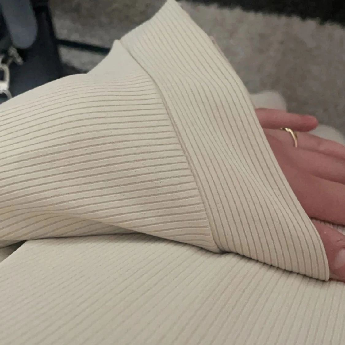 Beige långklänning med vida ärmar - 90