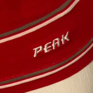 Röd randig linnetopp från Peak Performance - Säljer en snygg röd randig linnetopp från Peak Performance. Toppen har vita och grå ränder och är ärmlös med knytband i nacken. Perfekt för sommaren och träning!