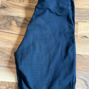 helskoddade ridbyxor  - tunna ridbyxor i fin mörkblå färg, helskoddade och använda men i bra skick. storlek xs i märket crw.