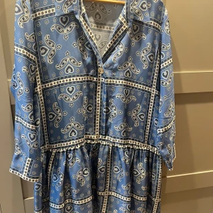 Sandro klänning - Sandro klänning Size FR 38 (har small i klänningar normalt)  Aldrig använd  Silke 