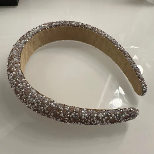 Diadem - Helt nytt oanvänt diadem med glitter och pärlor. One size