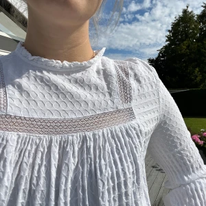 Vacker blus  - Såååå himla fin men har tyvärr vuxit ut den 😢 Jättefin att ha en stickat väst över eller stickat tröja och kragen är ute. Spetsdetaljer och knäpper i nacken 
