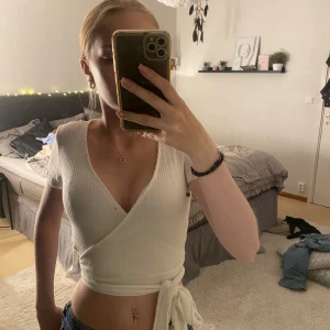 Vit kortärmad tröja med snören - Säljer denna fina tröja för den kommer ej till användning, bra skick förutom ett litet hål som går att sy ihop🌸