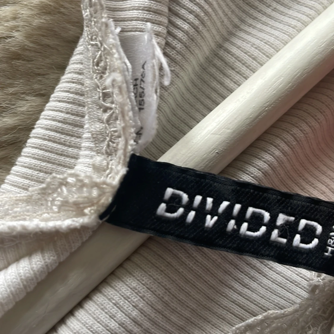 En fin uringad tröja 😻 Lagom använd men fortfarande en fräsch vit färg💕 säljer då jag har växt ur den tyvärr. - 91