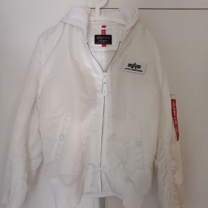 Alpha industries övergångsjacka. HELT NY!  - Alpha industries övergångsjacka  Storlek XL  Helt ny, aldrig använd  Nypris 2900kr  