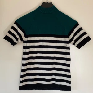 POP-tröja - Gullig t-shirt från Pop Boutique! Dragkedja i nacken. Färgen är lite varmare grön irl ♡