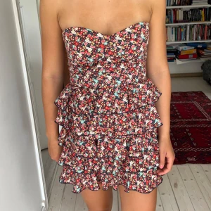 Blommig klänning - Super söt blommig klänning🌺🩰