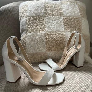 Höga klackar storlek 39 - Höga klackar som är 12 cm och väldigt bekväma, storlek 38-39 och är wide fit . Fin bevarade, endast 2-3 gånger använda.  Köparen står för frakt 📦 