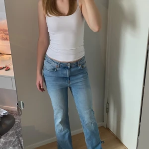 BLÅA JEANS💙 - Ett par jeans från lager 157. SPLIT. De är i väldigt bra skick. Skriv ifall du har några funderingar ang plagget.😊