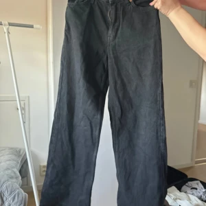Monki jeans - Svarta monki jeans storlek 26 modell yoko