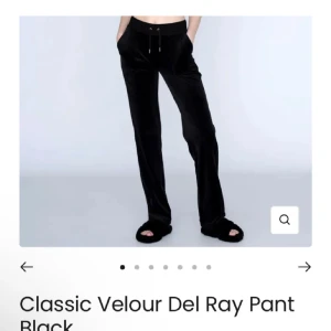 Juicy couture byxor  - Juicy couture byxor som är väldigt snygga och väldigt bra skick i färgen svart❤️ Pris kan diskuteras☺️