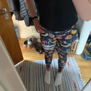 Träningstights - Träningstights från stronger. Superfint skick, inga defekter. Storlek S, säljer då de inte används. Skriv vid frågor eller för fler bilder.