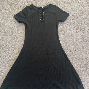 Svart klänning - Fin klänning som inte har använts mycket alls, säljer den billigt då jag helst bara vill bli av med den då den är för liten för mig💓☺️Kan beroende på pris sänka priset🥰Kan skicka paketet samma dag som du köper det beroende vilken tid du köper det💓