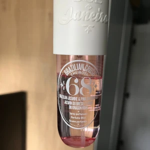Sol de Janeiro Brazilian Crush Cheirosa '68 - Säljer en superfräsch 90ml parfym/ body mist från Sol de Janeiro, Brazilian Crush Cheirosa '68. Den har en härlig doft av brasiliansk jasmin och rosa drakfrukt. Har använt ungefär 30 ml av den. Nypris: 299 