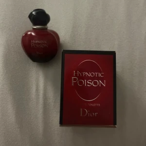 Hypnotic poison dior parfym - Använd (som man ser på bilden) men finns mer än halva kvar. Den går på 30 ml och kostade org. 820 kr. Förpackningen går såklart med, dock har inte ett sparat kvitto på köpet då det var i vintras (februari) jag köpte den.