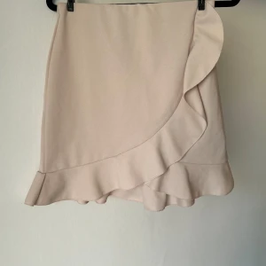 Volang kjol - Volang kjol från Nelly! Använd fåtal gånger, supersöt på!💕