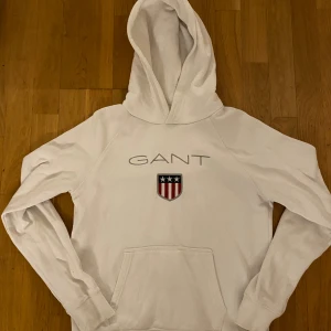 GANT Hoddie  - Tjena säljer nu min Gant hoodie för att den är för liten. Den är knappt använd då jag köpte den när den va lite liten redan. Skick 8/10. Ny pris 899. Tveka inte på att skriva om ni har några frågor mvh Nils 