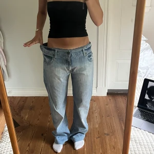 Lågmidjade vintage jeans  - Lågmidjade vintage jeans.  Jag på bilden är 170cm.  Midjemåttet: 44cm (rätt över )  Inerbenslängd: 81cm Inga defekter 💕 använd dig utav köp nu🫶 