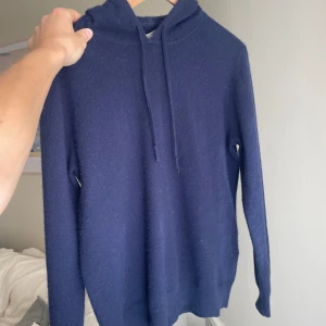 Kashmir hoodie - Riktigt snygg 100% kashmir hoodie från Brown Avenue, marinblå. Storlek Small, nypris 2400. Helt slutsåld på deras hemsida. Skick 7/10 ish
