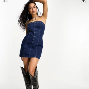 Mörkblå axelbandslös jeansklänning - Säljer en sååå din mörkblå jeansklänning. Det är storlek S men eftersom den är så stretchig skulle jag säga att den passar som M också!! Den är helt oanvänd och passar både till fest och vardag💙💙💙