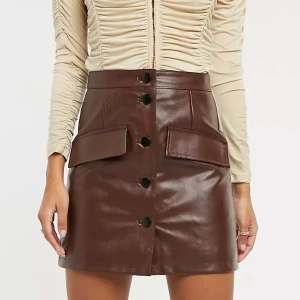 Brun läderkjol  - Brun kjol med svarta knappar i läder-look från ASOS, använd fåtal gånger 