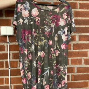 Skir blus med blommönster. Strl XL/XXL - Se bilder :)  Skir alltså genomskinlig :) Snygg med ett linne under :) 