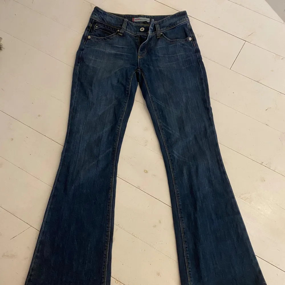 Säljer mina lågmidjade Levis jeans som är utsvängda. 🩷säljer dem efter som dem var för långa☺️midje måttet rakt över är 35/36cm och innerbenets längd är 85cm🤗🫶pris kan diskuteras . Jeans & Byxor.