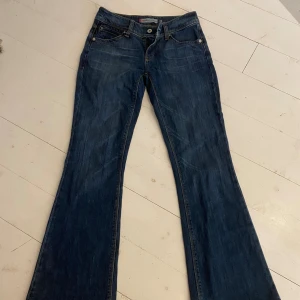 Levis jeans  - Säljer mina lågmidjade Levis jeans som är utsvängda. 🩷säljer dem efter som dem var för långa☺️midje måttet rakt över är 35/36cm och innerbenets längd är 85cm🤗🫶pris kan diskuteras 